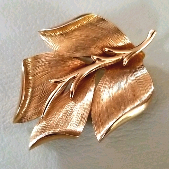Vintage Signed MONET Brushed Goldtone Leaf Brooch - Picture 9 of 15